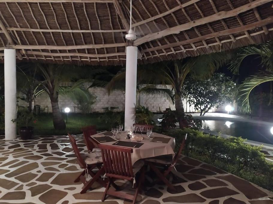 Twiga House Resort Piscina ☆☆☆☆☆ Pearl Beach Watamu Exterior photo